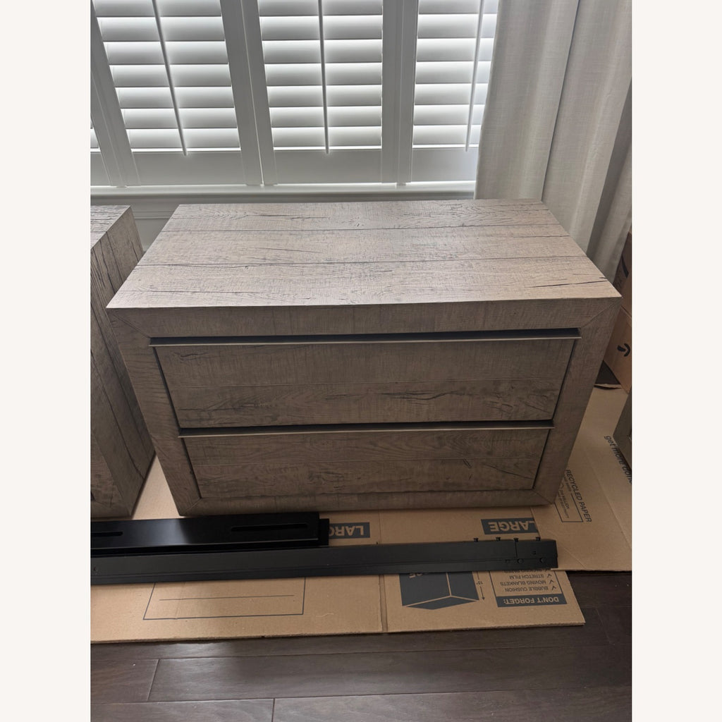 Oak 2-Drawer Nightstand